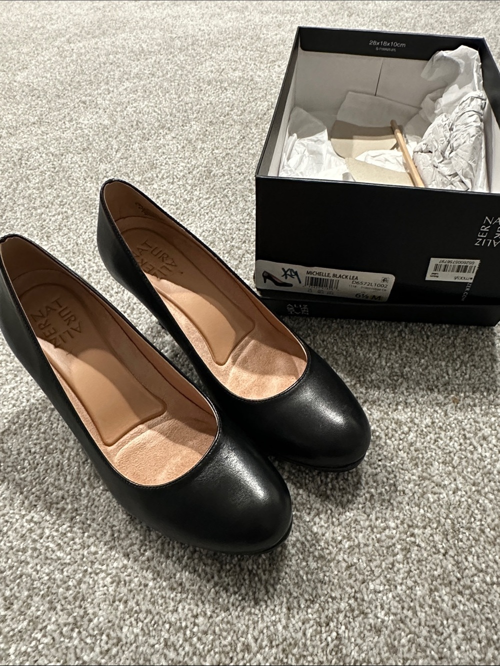 Naturalizer Black Leather Round-Toe Pumps